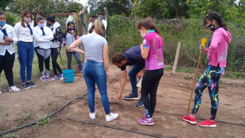 Alumnos de escuela rural prepararon una huerta