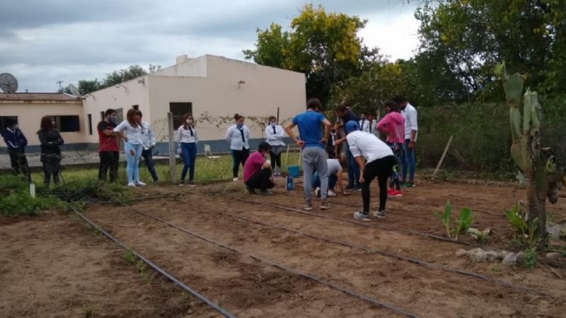 Alumnos de escuela rural prepararon una huerta
