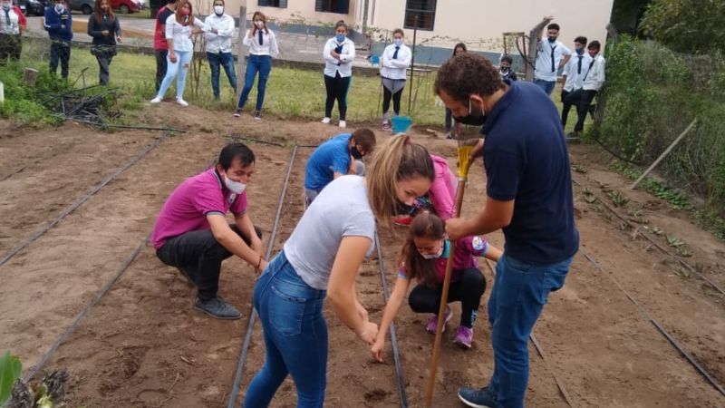 Alumnos de escuela rural prepararon una huerta
