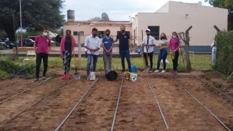 Alumnos de escuela rural prepararon una huerta