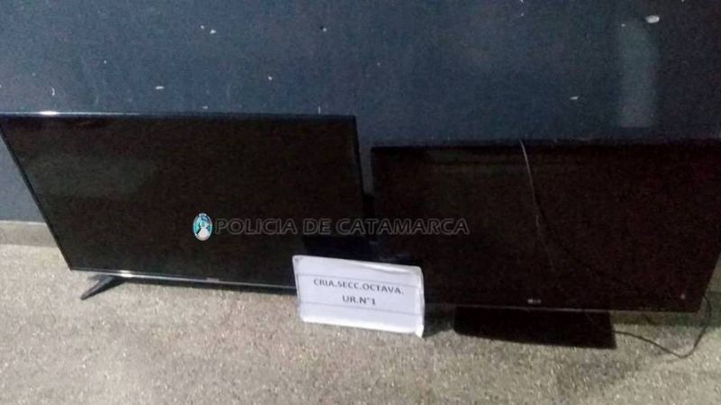 Entregó a policías dos televisores robados