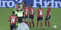 LOS JUGADORES DE Independiente reclamaron airadamente por el error del referí.