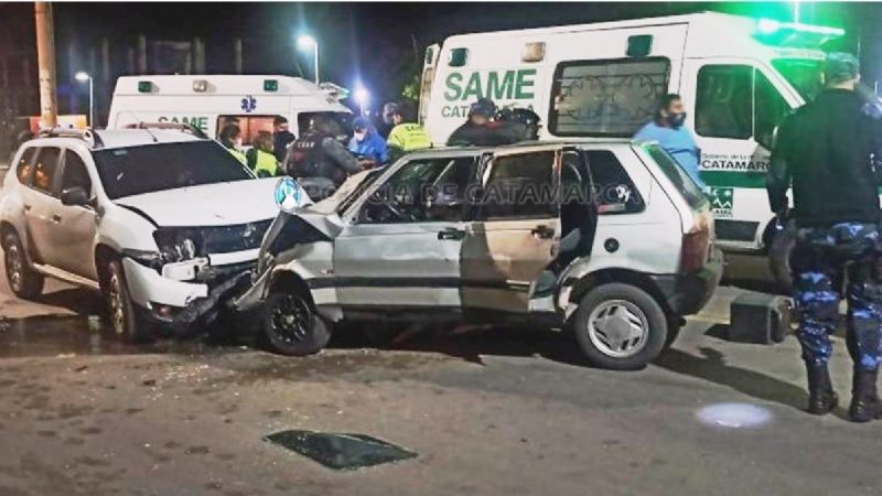 Automovilista chocó contra dos vehículos y todos terminaron con heridas