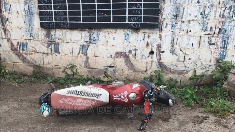 Pareja en moto chocó contra la pared de una casa