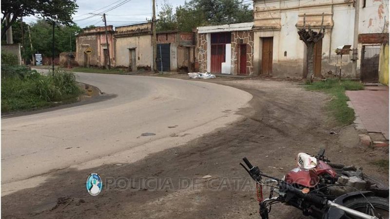 Pareja en moto chocó contra la pared de una casa