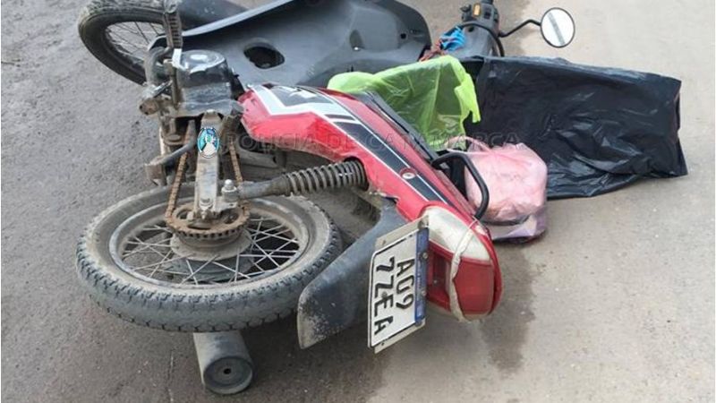 Mujer derrapó en su moto y sufrió heridas