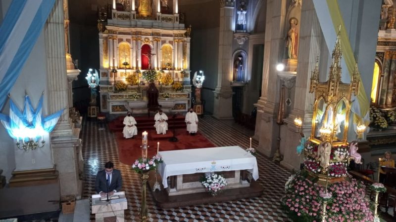 Autoridades civiles rindieron su homenaje a la Virgen