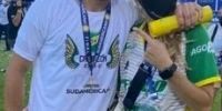 CON SU NOVIA, en el festejo por la obtención de la Copa Sudamericana.
