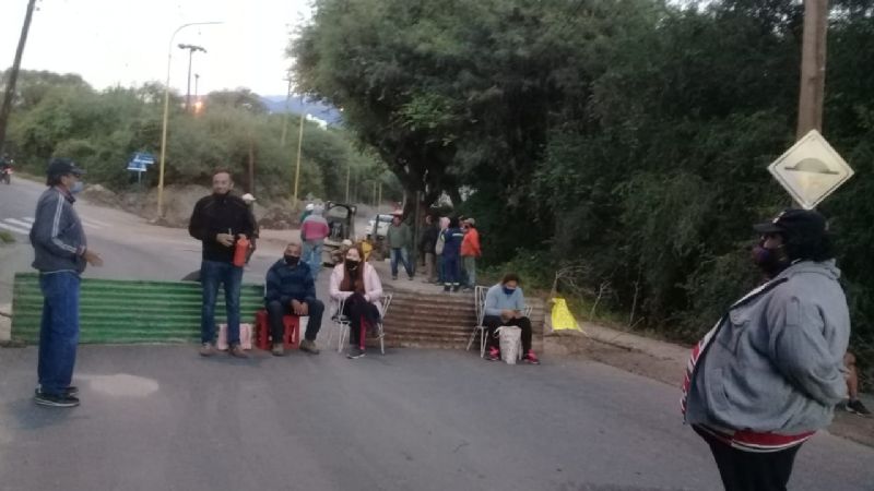 Con un piquete, vecinos exigen la instalación de cloacas