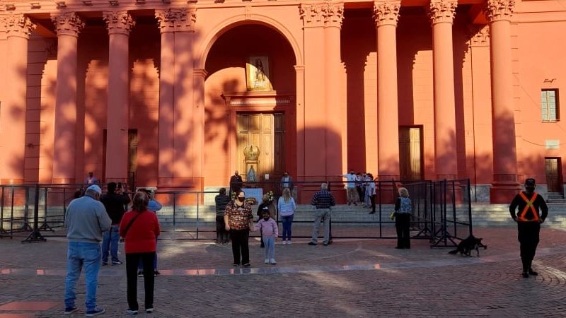 La Madre del Valle se acerca a sus hijos