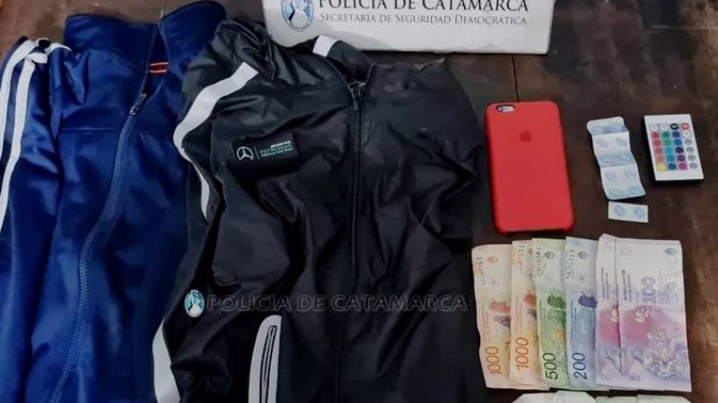 Iba caminando con elementos robados y lo detuvo la policía