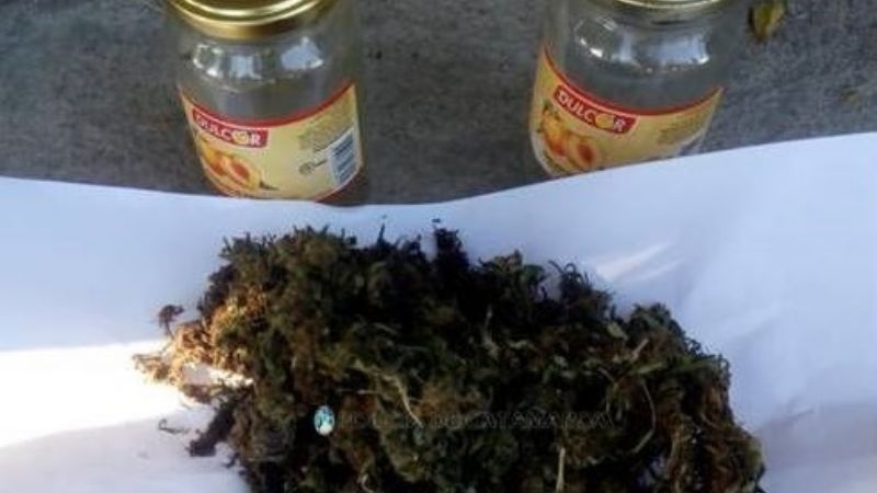 Llevaba marihuana en dos frascos