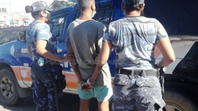 Llevaba marihuana en dos frascos