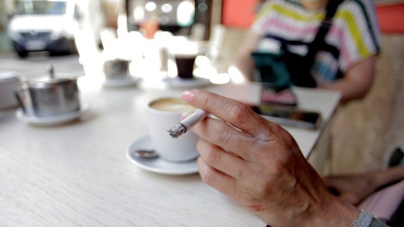 ¿El fumador con COVID-19 puede contagiar a otras personas, incluso al aire libre?