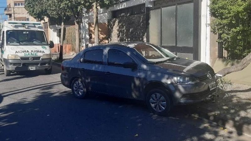 Perdió el control del auto y se estrelló contra un árbol