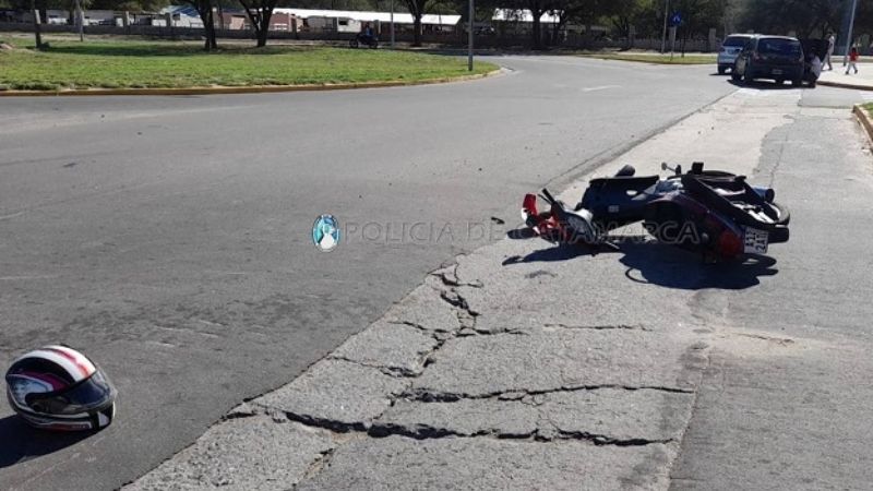 Motociclista lesionada tras chocar contra un auto