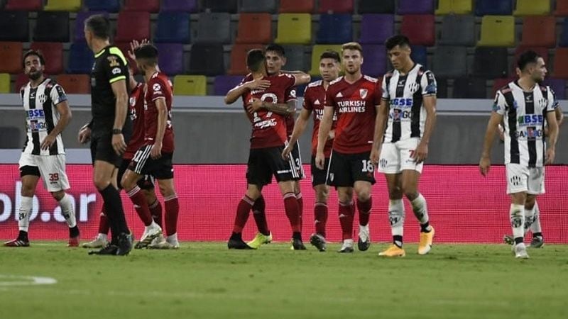 River aplastó a Central Córdoba: 5 a 0, en Santiago