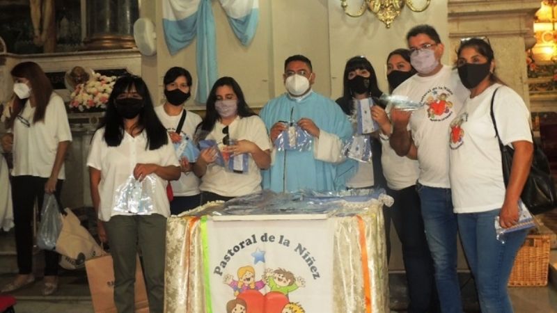 Homenaje de las familias, los niños y catequistas