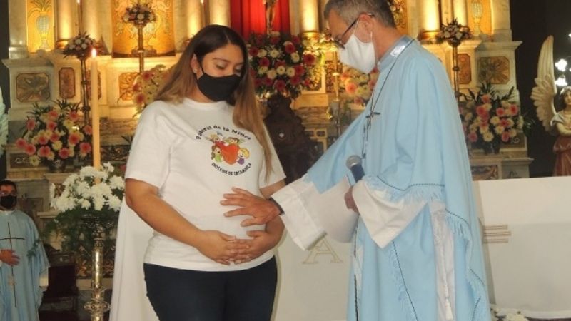 Homenaje de las familias, los niños y catequistas