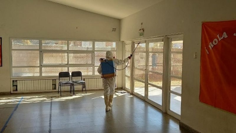 Limpieza y desinfección de tanques en las Escuelas