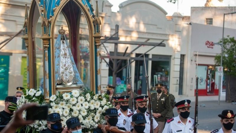 Miles de fieles vivieron desde sus hogares  el emotivo paso de la Virgen del Valle