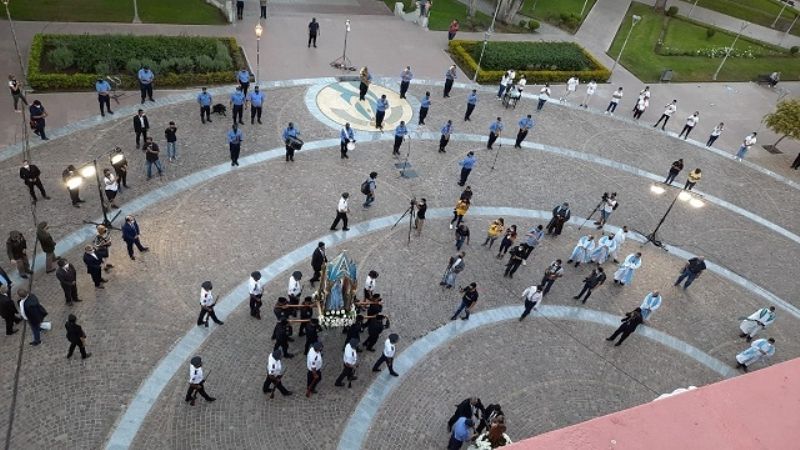 Miles de fieles vivieron desde sus hogares  el emotivo paso de la Virgen del Valle