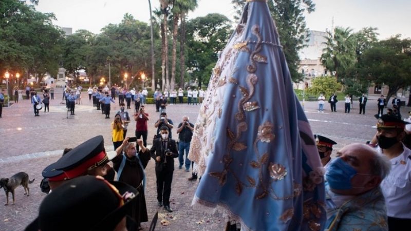 Miles de fieles vivieron desde sus hogares  el emotivo paso de la Virgen del Valle