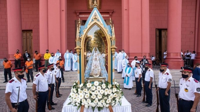 Miles de fieles vivieron desde sus hogares  el emotivo paso de la Virgen del Valle