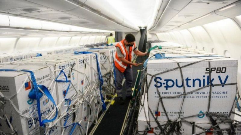 Llega otro vuelo con 800 mil dosis de la Sputnik V