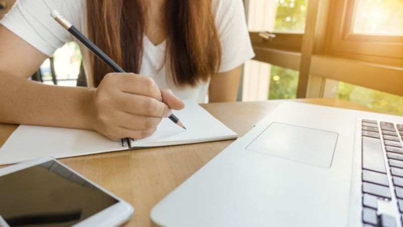 La pandemia retrasa a alumnos de varias carreras