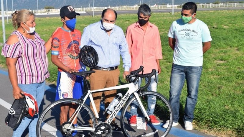 Sebastián Coronel ya tiene su propia bicicleta para competir