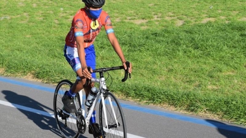 Sebastián Coronel ya tiene su propia bicicleta para competir