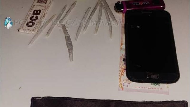 Tres jóvenes detenidos con nueve “porros” y un envoltorio de marihuana