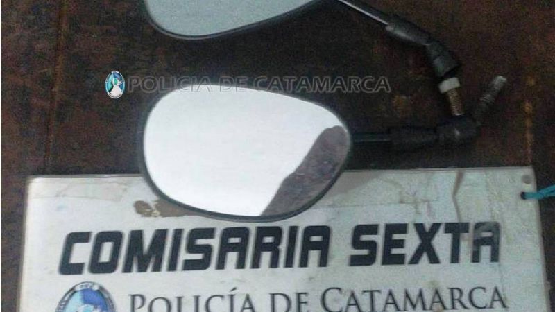 Policías sorprenden a jovencito robando espejos a una moto