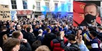 LOS HINCHAS del City inglés salieron a protestar en contra de la Superliga Europea. 