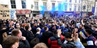 HINCHAS DEL Manchester City salieron a manifestarse en las calles.
