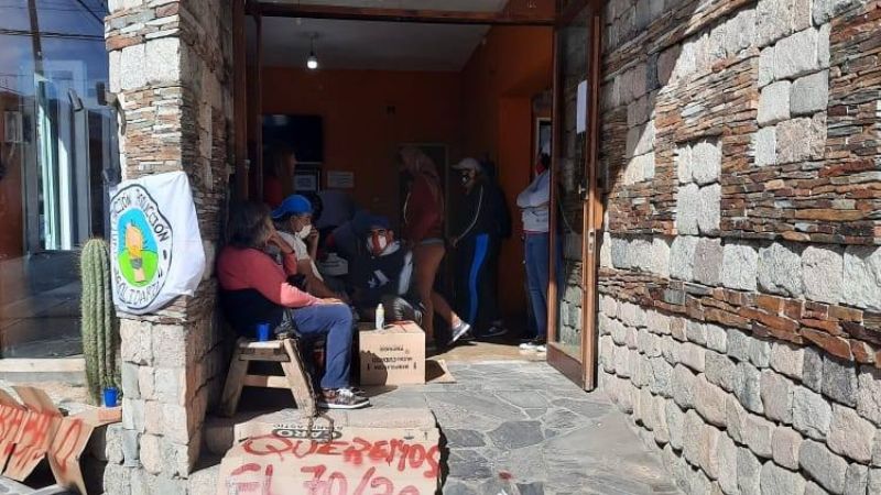 Encadenados piden trabajo en las mineras