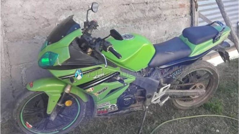 Policías recuperan una moto robada
