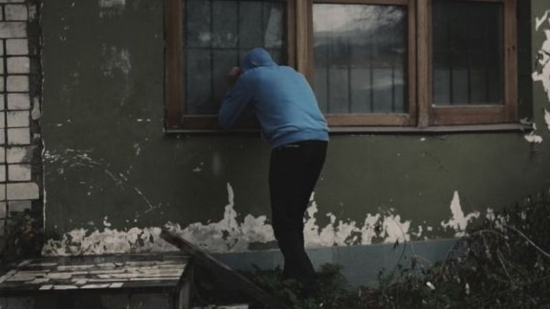 Detienen a dos jóvenes por golpear a una mujer y sus hijos