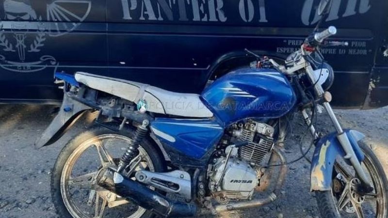 Lo pararon en un control y descubrieron que la moto era robada