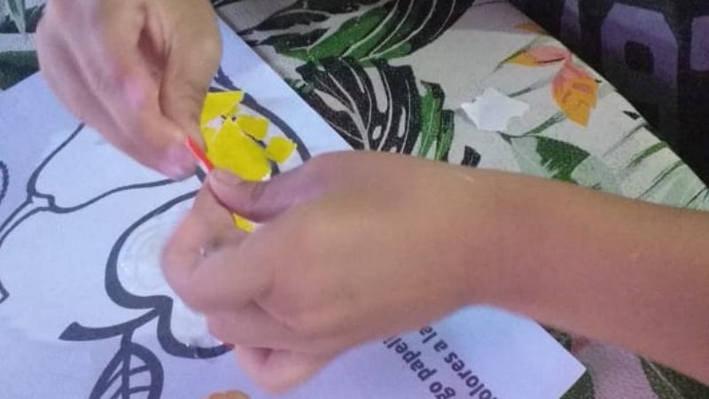 Docentes de educación especial ayudan a los niños con las tareas