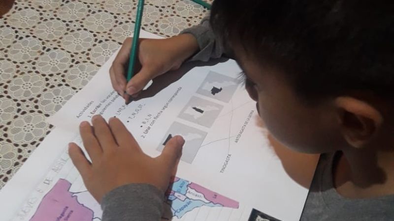 Docentes de educación especial ayudan a los niños con las tareas