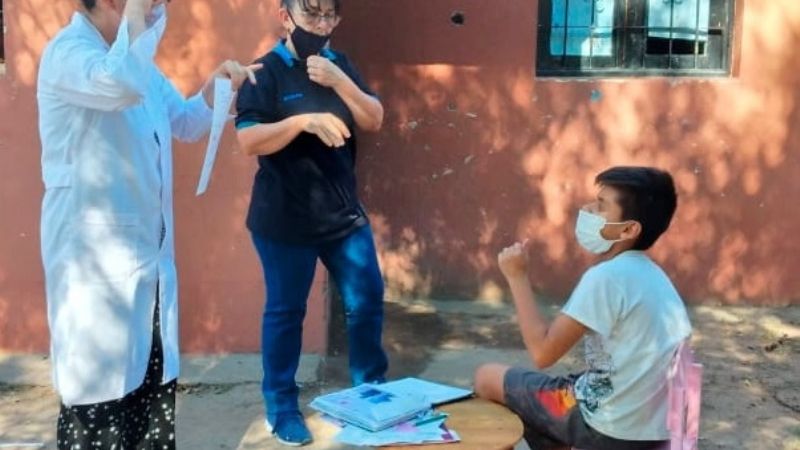 Docentes de educación especial ayudan a los niños con las tareas