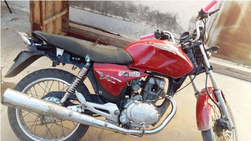 Tres sujetos escaparon de los policías y abandonaron una moto