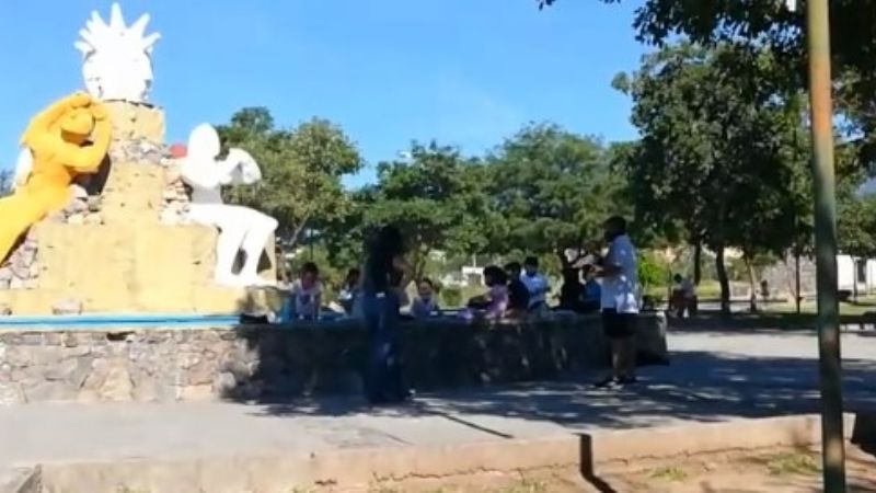 Docentes dan clases en una plaza por falta de conectividad