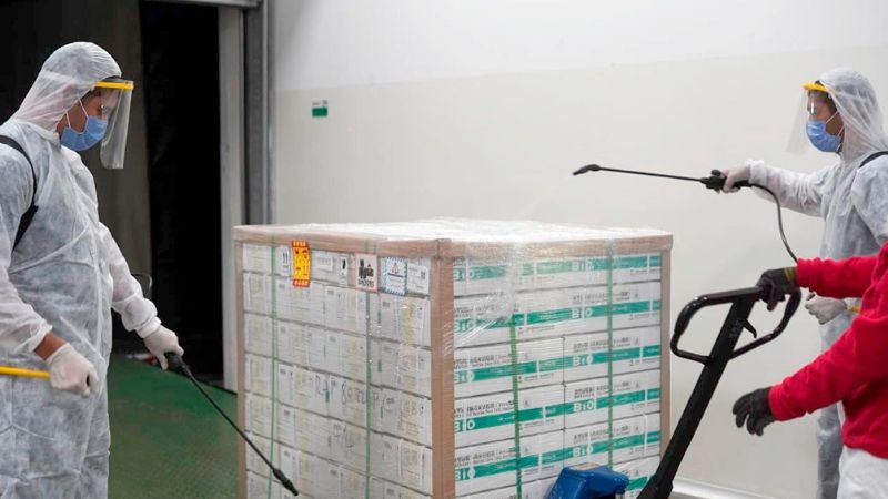 La próxima semana llegan al país un millón de vacunas Sinopharm