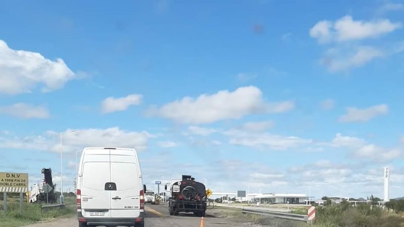 Pavimentan la ruta 60: las máquinas trabajan a la altura de Deán Funes