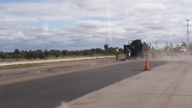 Pavimentan la ruta 60: las máquinas trabajan a la altura de Deán Funes