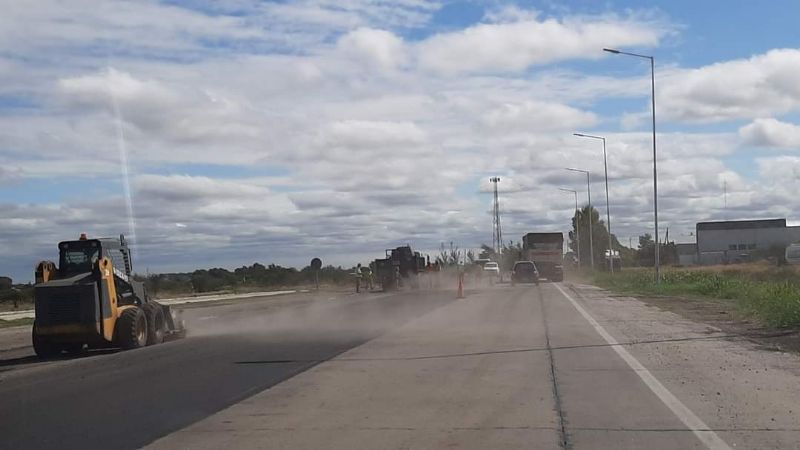 Pavimentan la ruta 60: las máquinas trabajan a la altura de Deán Funes