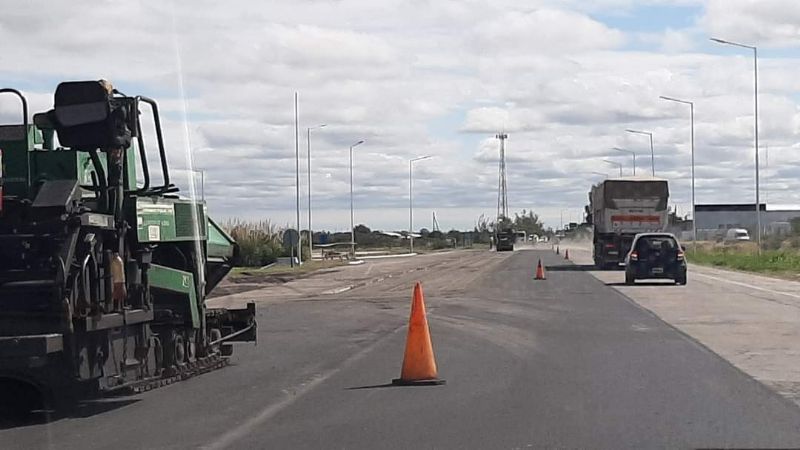 Pavimentan la ruta 60: las máquinas trabajan a la altura de Deán Funes